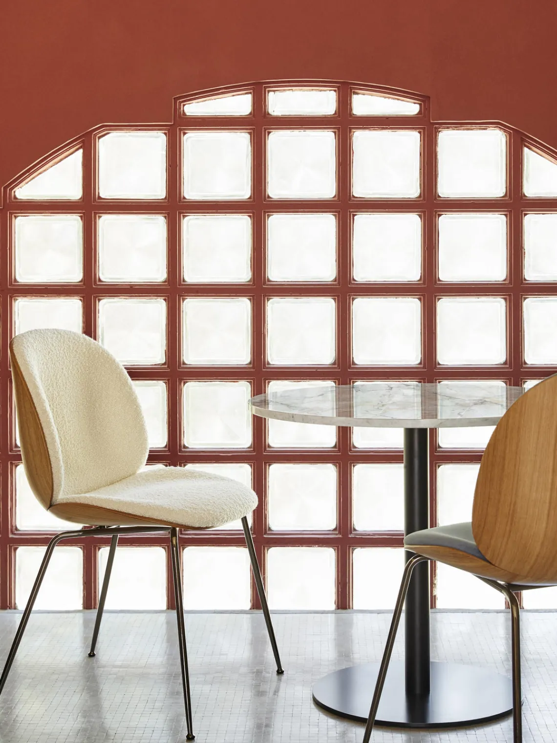 Sillas>GUBI Silla tapizada en tejido bouclé con asiento Beetle Bouclé blanco, madera de roble, negro brillante