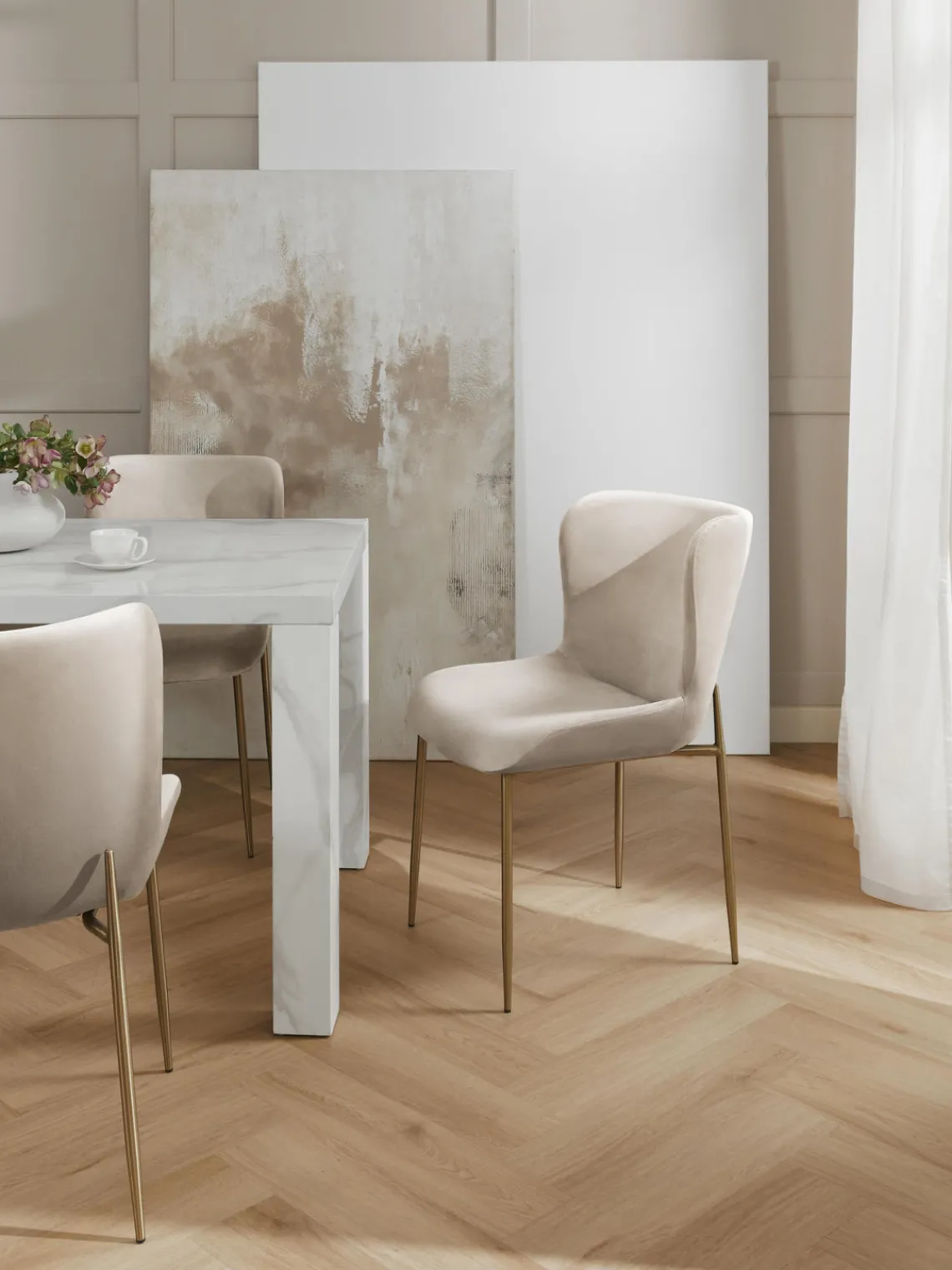 Sillas>Westwing Collection Silla tapizada en terciopelo Tess Terciopelo beige claro, dorado mate