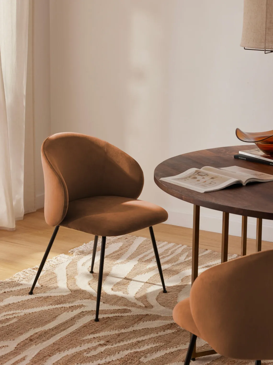 Sillas>Westwing Collection Sillas tapizadas en terciopelo Luisa, 2 uds. Terciopelo marrón claro, negro mate