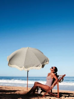 Sombrillas|Sombrillas></noscript>Business & Pleasure Sombrilla con flecos plegable Retro, Ø 180 cm Azul oscuro, blanco crema