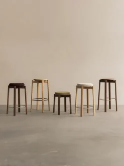 Taburetes Altos|Sillas></noscript>Audo Copenhagen Taburete de madera de nogal Passage Madera de nogal, dorado