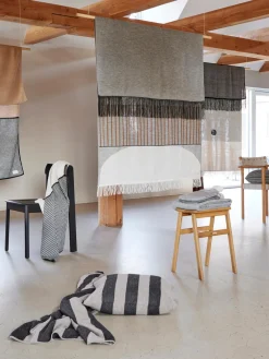 Taburete plegable de madera de roble Angle Pufs Y Otomanos|Pufs Y Otomanos