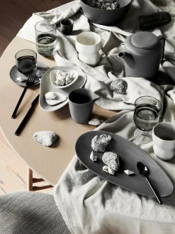 Tazas Y Mugs|Vajillas Completas></noscript>Broste Copenhagen Taza con forma orgánica artesanal Limfjord Greige