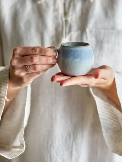 Tazas De Espresso|Vajillas Completas></noscript>Bloomingville Taza Paula Azul claro, beige claro