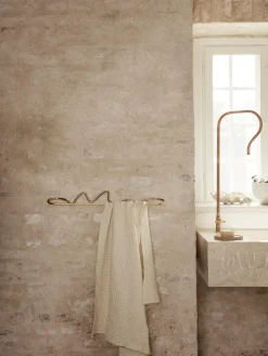 Hot Toallero de pared artesanal de metal Curvature Toalleros|Jarrones