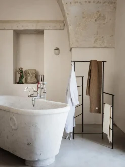 Toalleros|Estanterías De Baño></noscript>Ferm Living Toallero metálico plegable Dora Negro mate