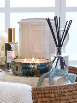 Velas Perfumadas|Jarrones></noscript>Voluspa Vela perfumada artesanal de tres mechas Japonica Collection (madera de cacao, verbena y lavanda) Madera de cedro francés, verbena y lavanda búlgara