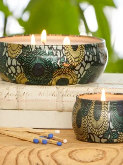 Velas Perfumadas|Jarrones></noscript>Voluspa Vela perfumada artesanal de tres mechas Japonica Collection (madera de cacao, verbena y lavanda) Madera de cedro francés, verbena y lavanda búlgara