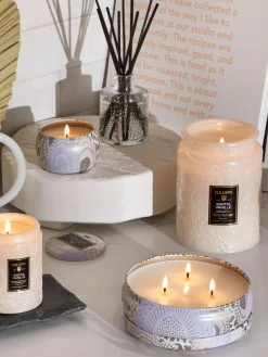 Velas Perfumadas|Jarrones>Voluspa Vela perfumada artesanal de tres mechas Japonica Collection Santal, vainilla Bourbon francesa y oud