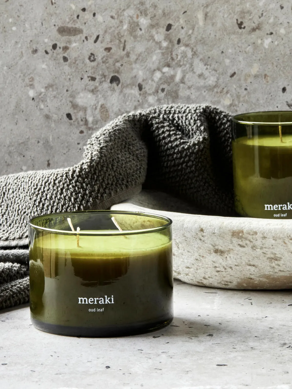 Vela perfumada de tres mechas Oud Leaf Velas Perfumadas|Jarrones