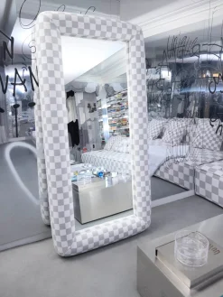 New Westwing | Crosby Studios, espejo de pie con marco tapizado Glace Jarrones|Decoración