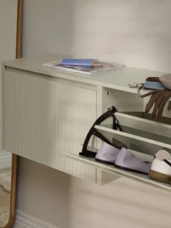 Sale Zapatero de pared con puertas abatibles y frente acanalado Shea Zapateros|Zapateros